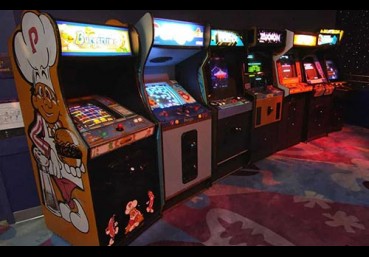 What is the difference between arcade machine and console?