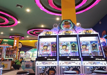 What is the history of the amusement arcade?